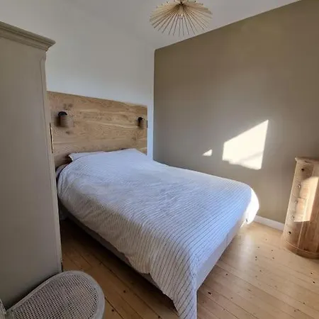 Marlilou-3 Minutes A Pied De La